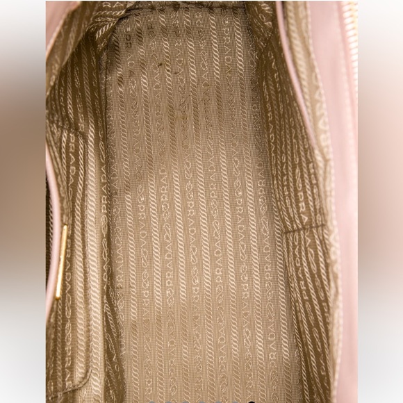 Prada
Saffiano Lux Leather Galleria Double Zip Large - Picture 6 of 7